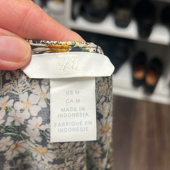 H&M Daisy print button front top - Picture 5 of 6